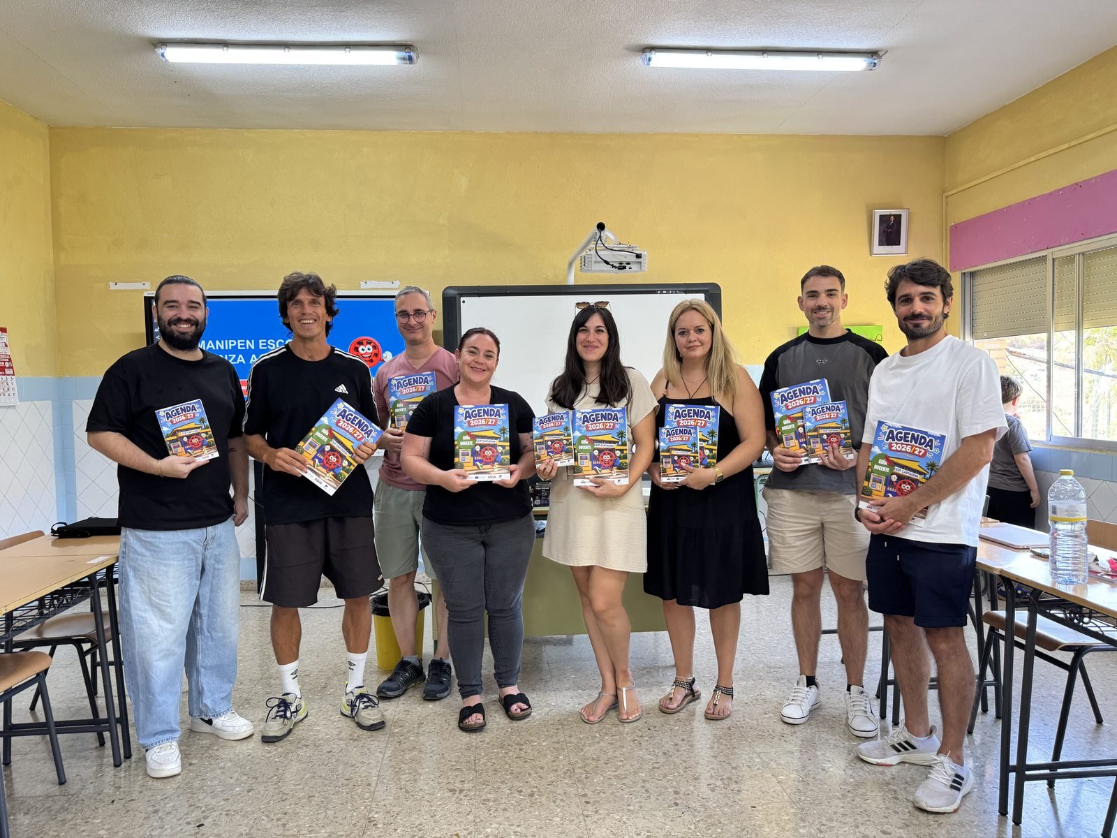 El profesorado del CEIP Asdrúbal, con su ejemplar de la agenda escolar y de la guía docente del curso 2026-2027.