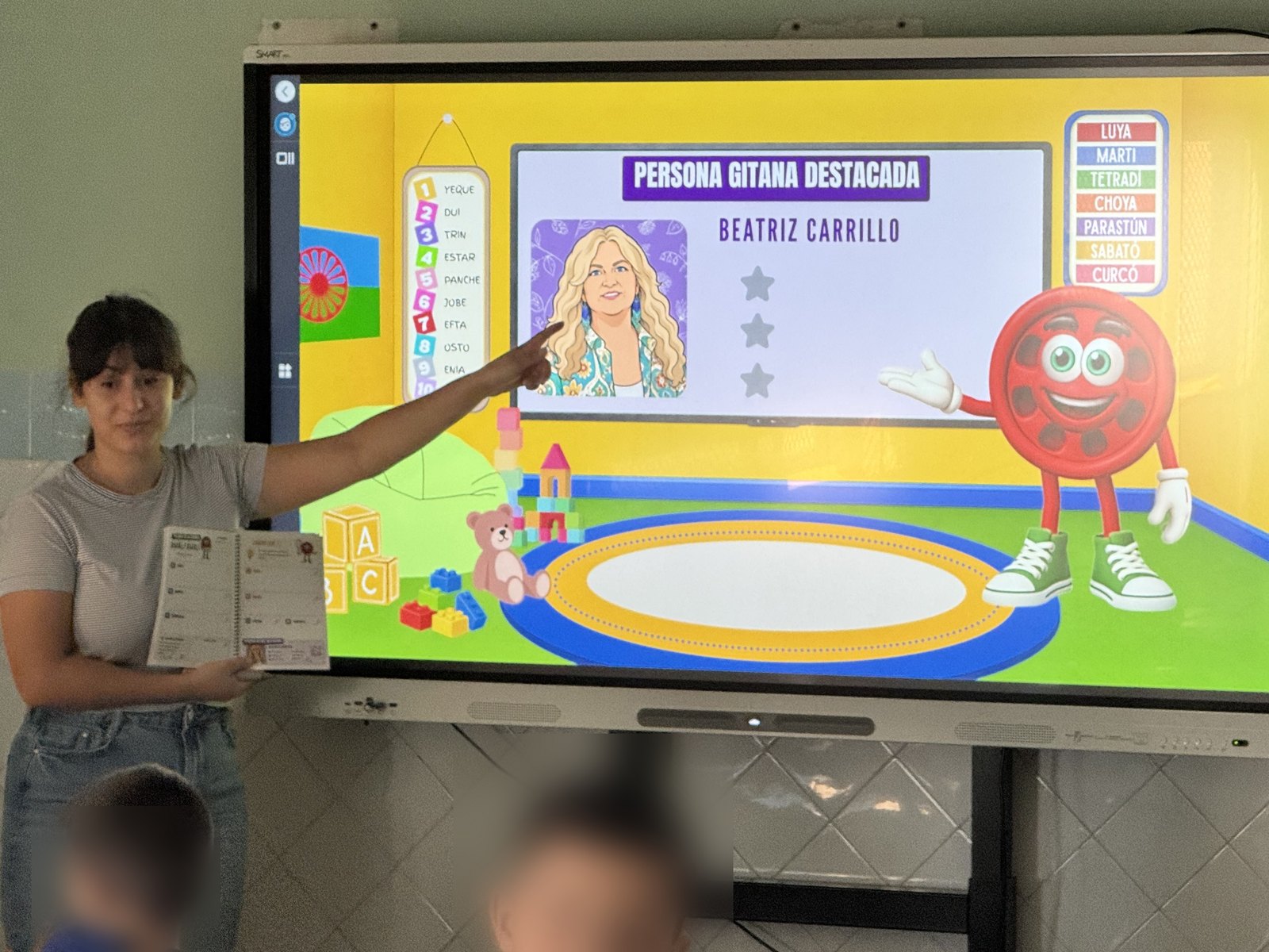 Presentación de la persona gitana destacada de la semana en el aula