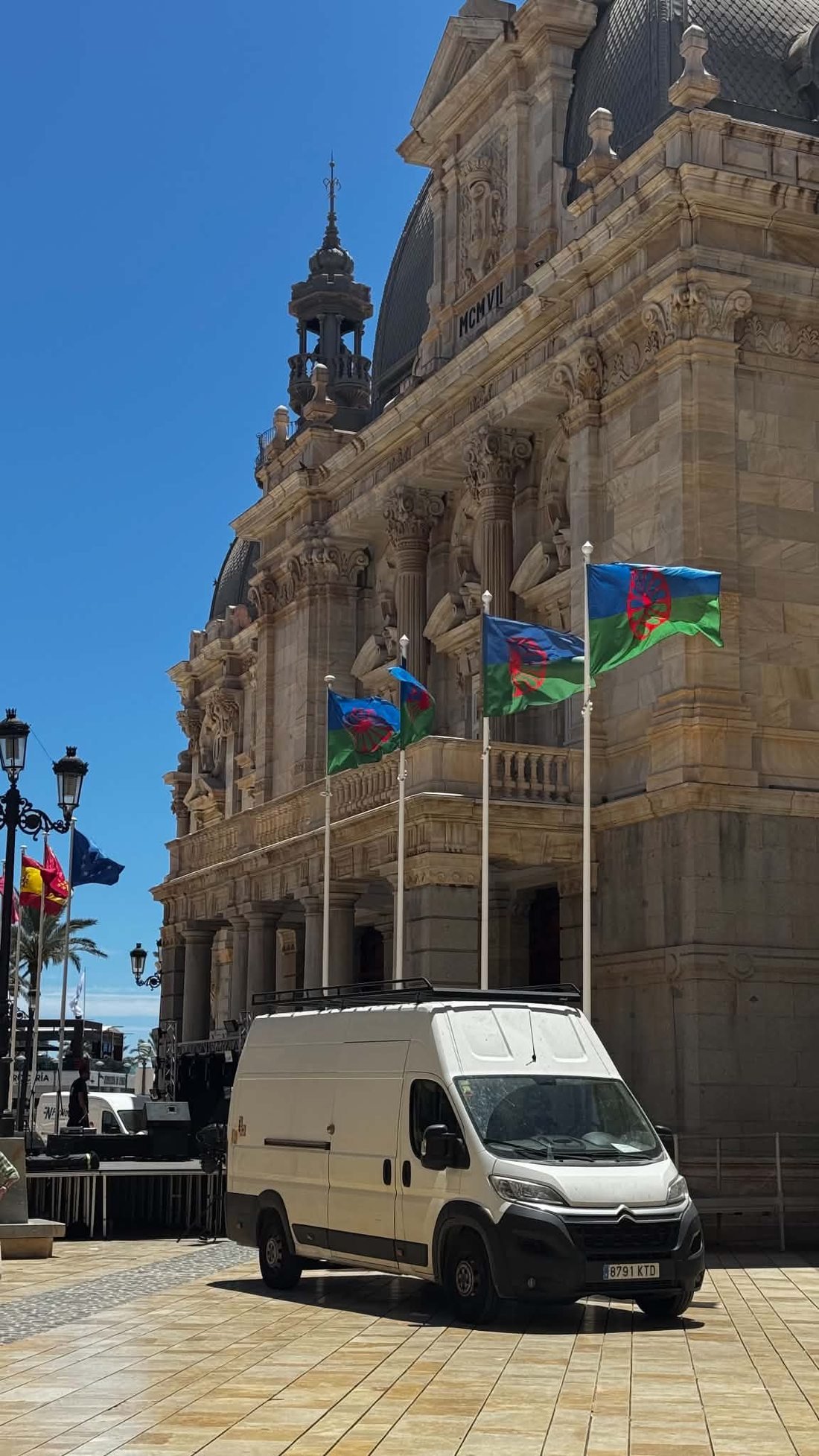 Steaguri rome la Palatul Municipal din Cartagena, în aceeași piață unde a avut loc evenimentul.