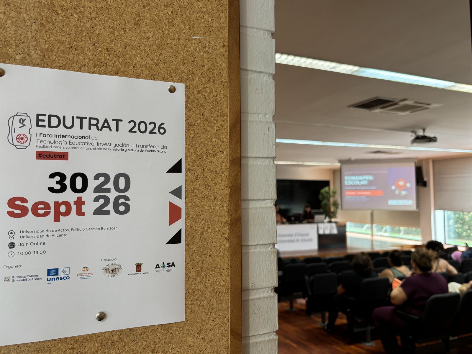Cartel de EDUTRAT 2026 a la entrada del Salón de Actos